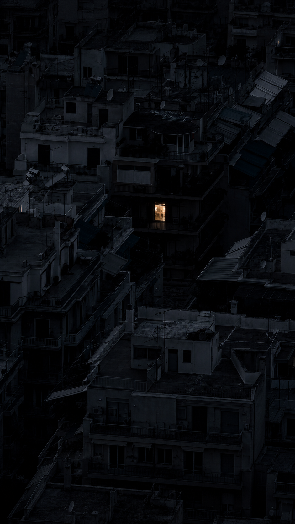 La Solitudine degli Invisibili: Quando il Silenzio Diventa Collettivo